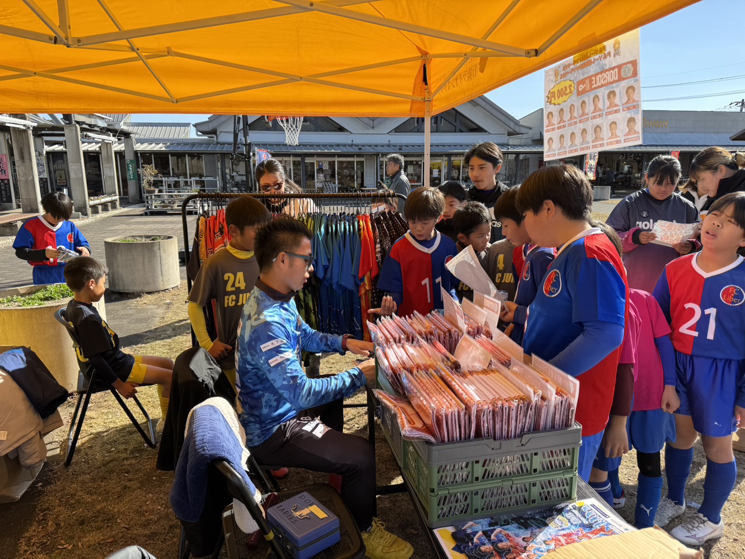 人間パワースポット・マイケル社長、ストリートサッカーに参戦！